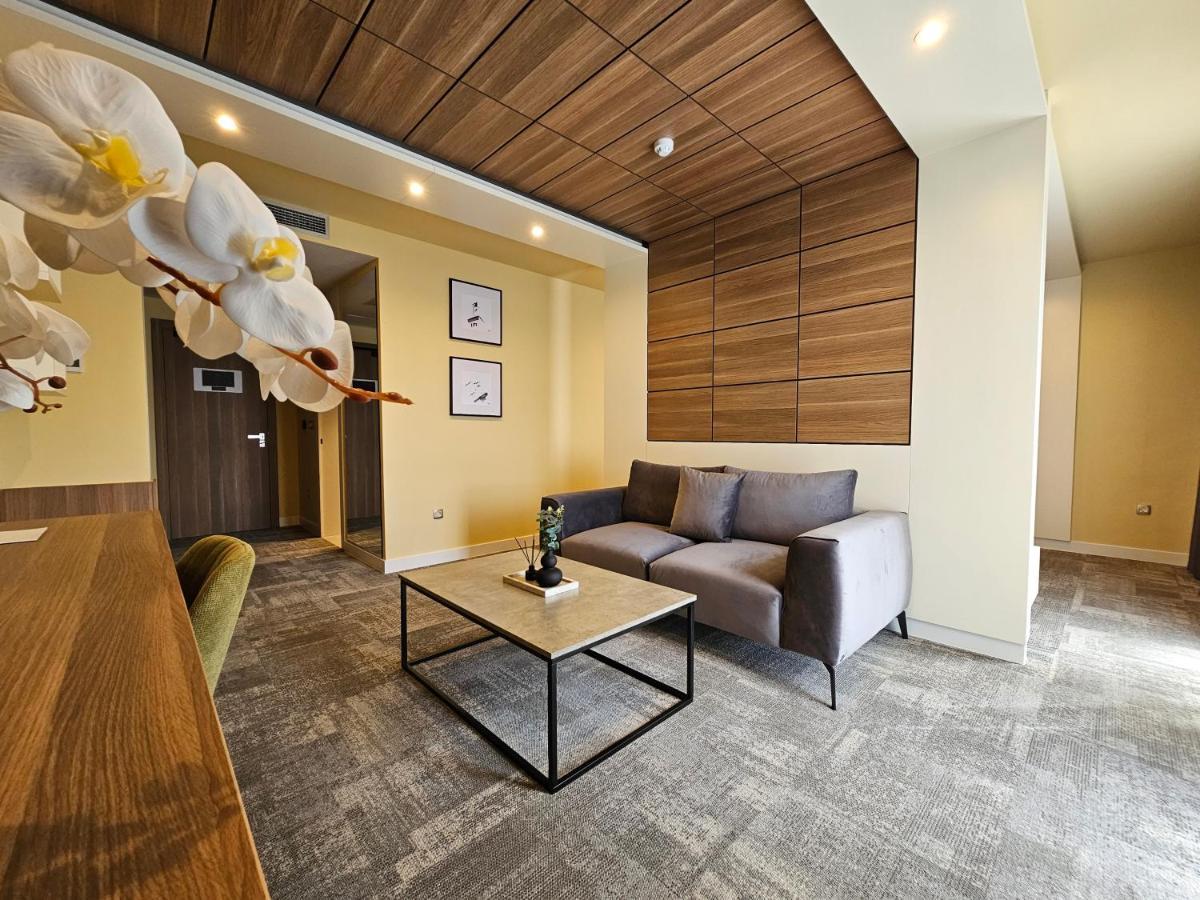 Hotel Etna Gracanica  Εξωτερικό φωτογραφία