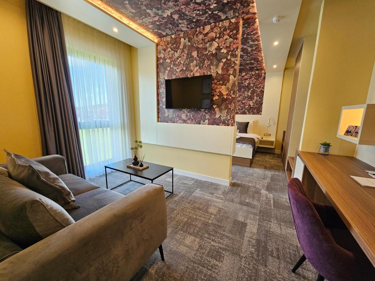 Hotel Etna Gracanica  Εξωτερικό φωτογραφία